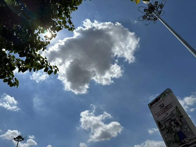 Áp thấp nhiệt đới sắp qua, nắng nóng sẽ quay lại TP.HCM? - Ảnh 1