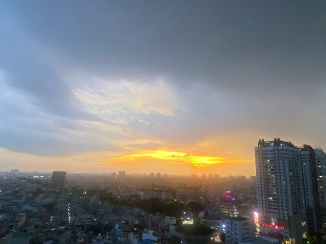 'Mưa vàng' giải nhiệt cho TP.HCM - Ảnh 2