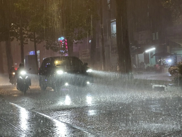 Thời tiết TP.HCM khi nào hết nắng, mưa to trở lại? - Ảnh 1