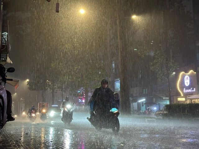 Cảnh báo về vùng áp thấp đang mạnh lên hướng về Biển Đông - Ảnh 1