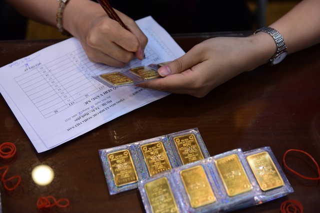 Giá vàng hôm nay 4.8.2023: Trong nước tăng, thế giới giảm - Ảnh 1