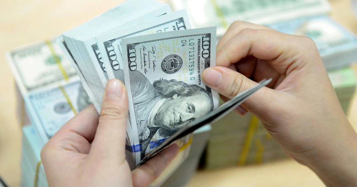 Giá USD hôm nay 2.8.2025: Trong nước tăng lên mức cao, thế giới giảm mạnh