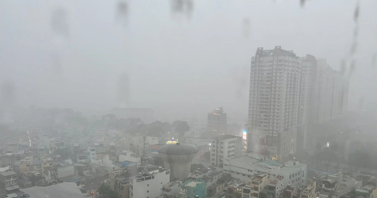 TP.HCM đang mưa như trút nước