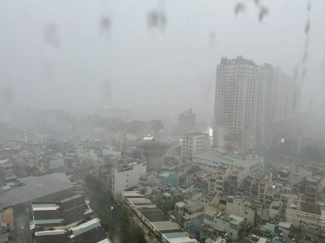 TP.HCM đang mưa như trút nước - Ảnh 1