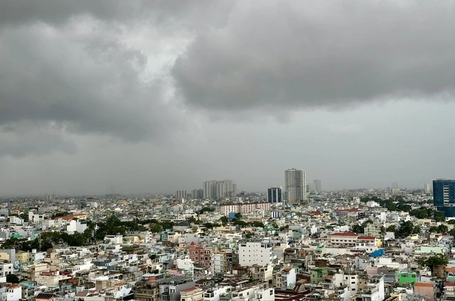 Hôm nay khả năng hình thành áp thấp nhiệt đới trên Biển Đông - Ảnh 1