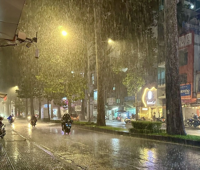 'Mưa vàng' giải nhiệt cho TP.HCM - Ảnh 4