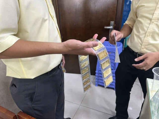 Giá vàng giảm sau thông tin xóa bỏ độc quyền vàng miếng - Ảnh 1