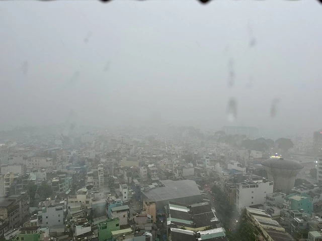 TP.HCM đang mưa như trút nước - Ảnh 2