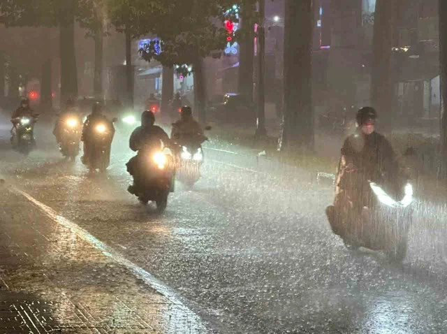 Mưa dồn, bão dập trong những tháng tới - Ảnh 1