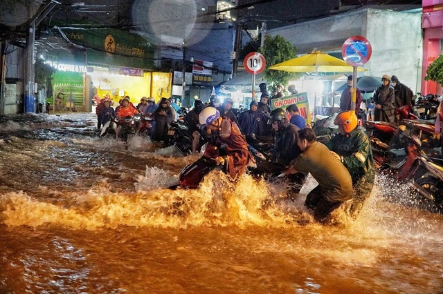Vì sao nhiều nơi mưa lớn, biển động mạnh? - Ảnh 1