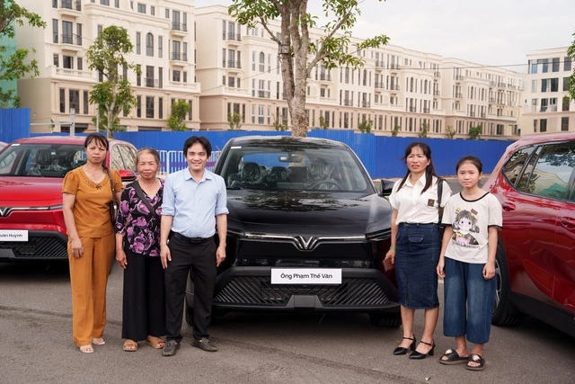 VinFast bàn giao lô xe Limo Green chuyên vận tải đầu tiên cho khách hàng - Ảnh 2