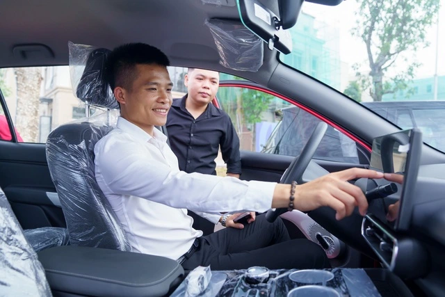 VinFast bàn giao lô xe Limo Green chuyên vận tải đầu tiên cho khách hàng - Ảnh 3