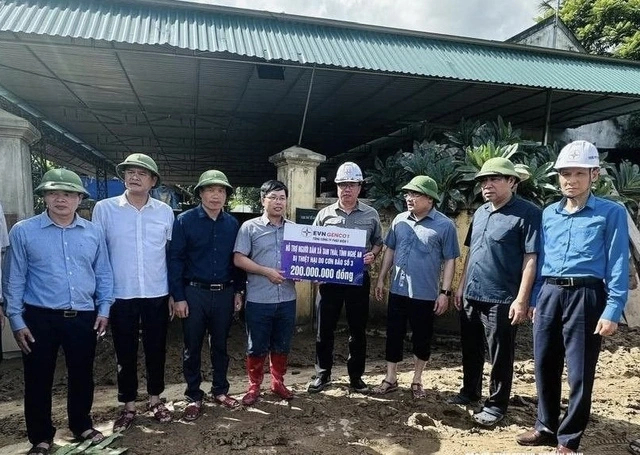EVNGENCO1 trao 1 tỉ đồng hỗ trợ người dân ảnh hưởng mưa lũ tại Nghệ An - Ảnh 2
