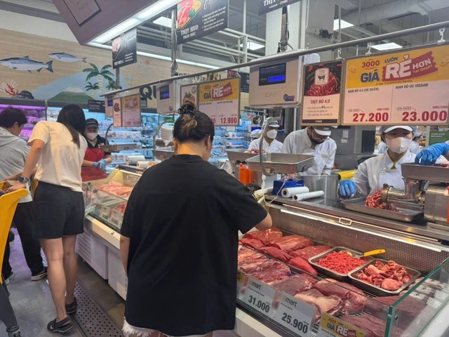 Heo nội bị dịch bệnh, heo ngoại giá rẻ tràn về - Ảnh 1