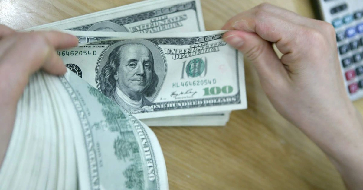 Giá USD tăng cao kỷ lục, lãi suất tiếp tục đi lên