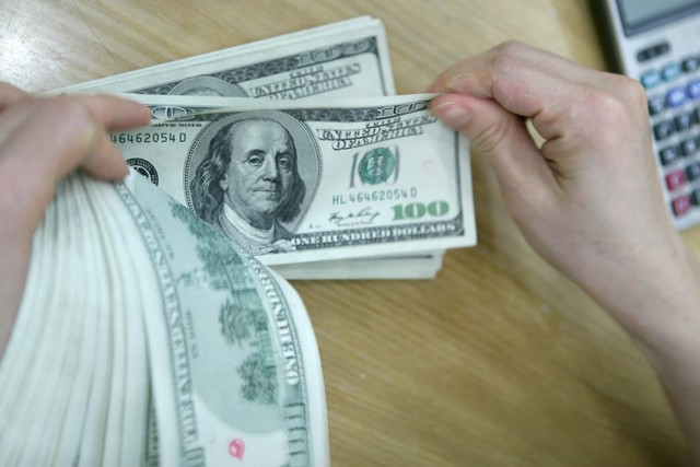 Giá USD tăng cao kỷ lục, lãi suất tiếp tục đi lên - Ảnh 1