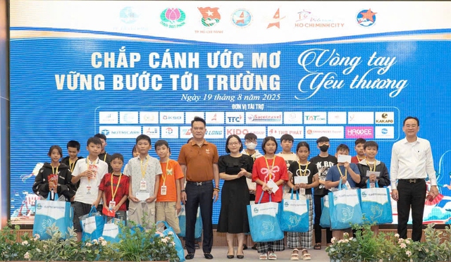 Hội Doanh nhân trẻ VN phối hợp giúp đỡ 3.000 trẻ em khó khăn - Ảnh 1