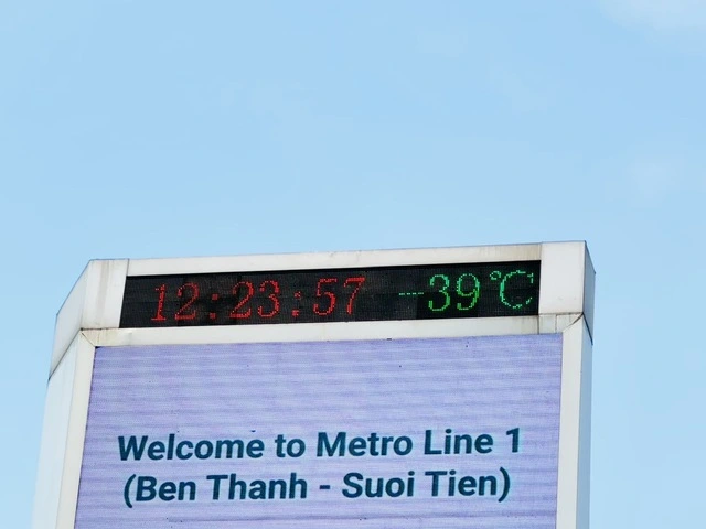 'Hạn bà chằn' gây nắng nóng giữa mùa mưa ở TP.HCM - Ảnh 1