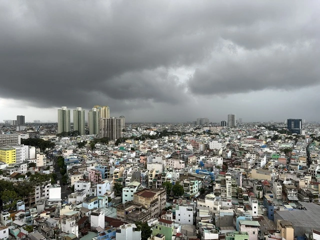 Mây giông phát triển mạnh, cảnh báo mưa lớn ở TP.HCM - Ảnh 1