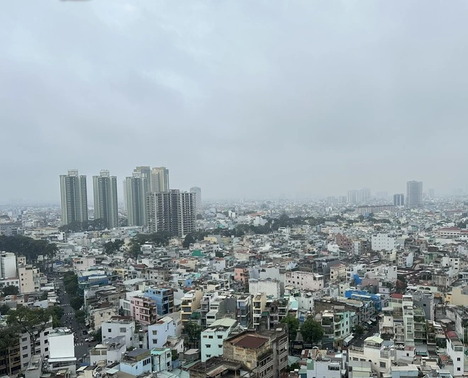 Sáng nay trời TP.HCM như Đà Lạt, sương mù hay ô nhiễm không khí? - Ảnh 1