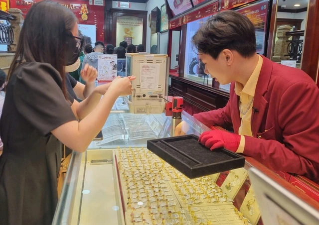 Khi nào giá vàng trong nước có thể 'hạ nhiệt'? - Ảnh 2