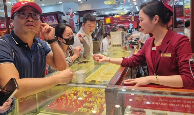 Giá vàng liên tục lập đỉnh, vì sao? - Ảnh 2