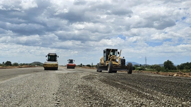 Khánh Hòa đẩy nhanh tiến độ 3 dự án giao thông, tăng cường kết nối liên vùng - Ảnh 1