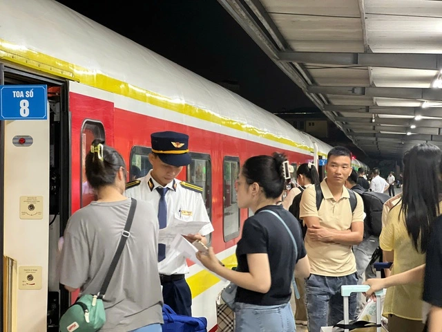 Chính thức chạy tàu du lịch chất lượng cao Hà Nội - Đồng Hới - Ảnh 1