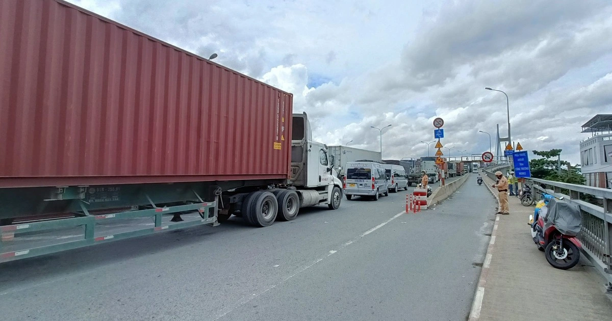 Cầu Phú Mỹ 'báo động đỏ' ùn tắc vì container chết máy liên tục
