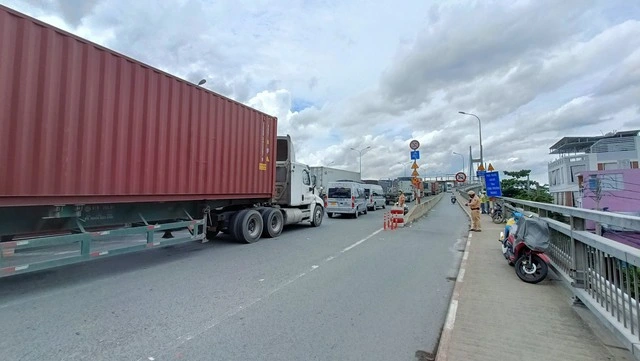 Cầu Phú Mỹ 'báo động đỏ' ùn tắc vì container chết máy liên tục - Ảnh 1