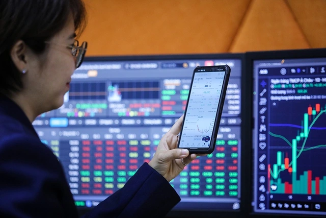 Vàng lên đỉnh cao, vì sao tiền ồ ạt chảy vào chứng khoán? - Ảnh 1