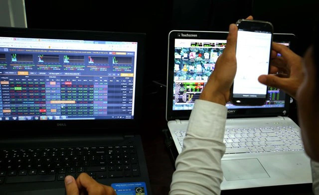 Lãnh đạo và cổ đông lớn Đất Xanh, ô tô Hàng Xanh đồng loạt bán cổ phiếu - Ảnh 1