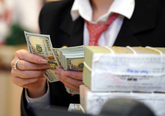 Giá USD hạ nhiệt khi Ngân hàng Nhà nước bán can thiệp - Ảnh 1
