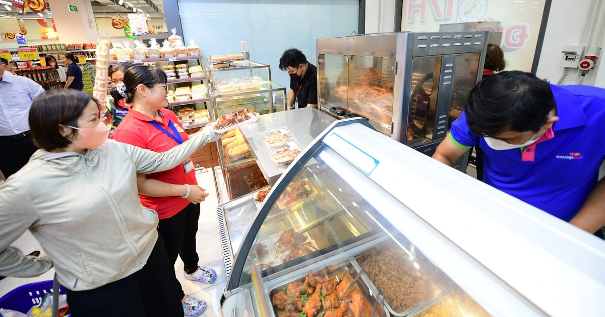Phụ nữ hiện đại khéo chăm bữa cơm với Co.op Ready