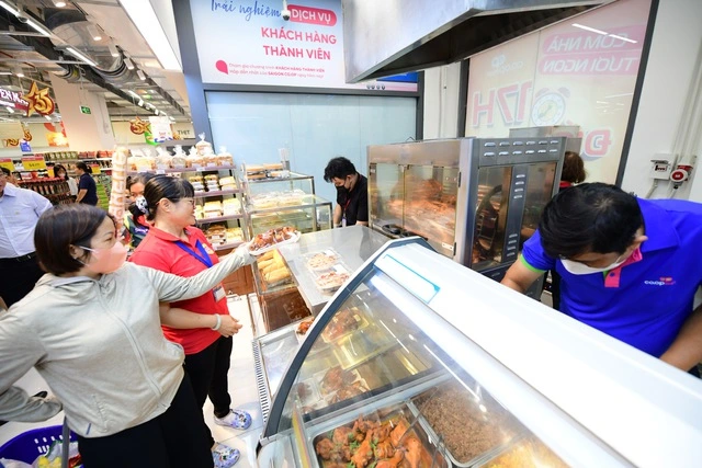 Phụ nữ hiện đại khéo chăm bữa cơm với Co.op Ready - Ảnh 1