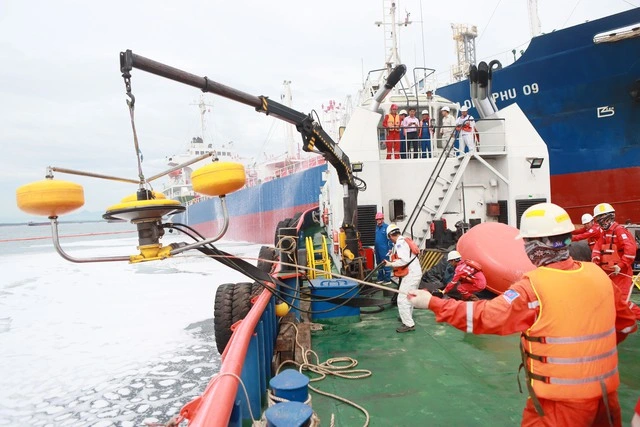 Nhà máy lọc dầu Dung Quất cung cấp 200.000 m³ nhiên liệu đặc chủng cho quốc phòng - Ảnh 1