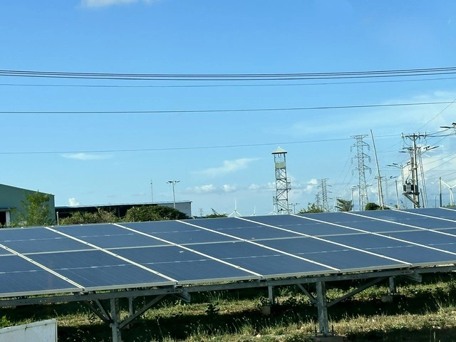 Đề xuất chi 42.000 tỉ đồng hỗ trợ hộ gia đình lắp điện mặt trời mái nhà - Ảnh 1