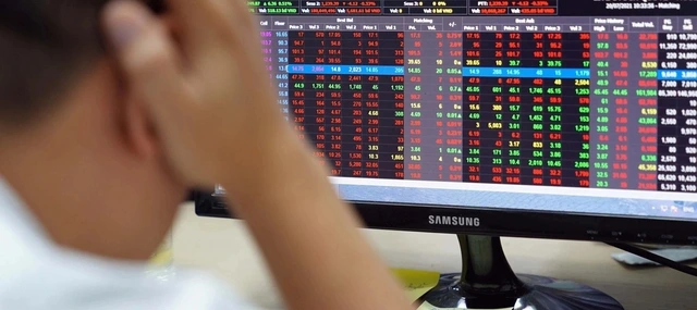 Gần 2,4 tỉ USD giao dịch chứng khoán, lập kỷ lục về thanh khoản - Ảnh 1