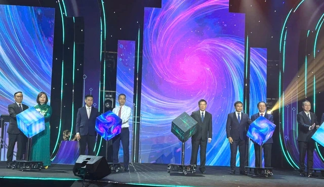 VN-Index vượt đỉnh lịch sử trong ngày kỷ niệm 25 năm thị trường chứng khoán - Ảnh 1