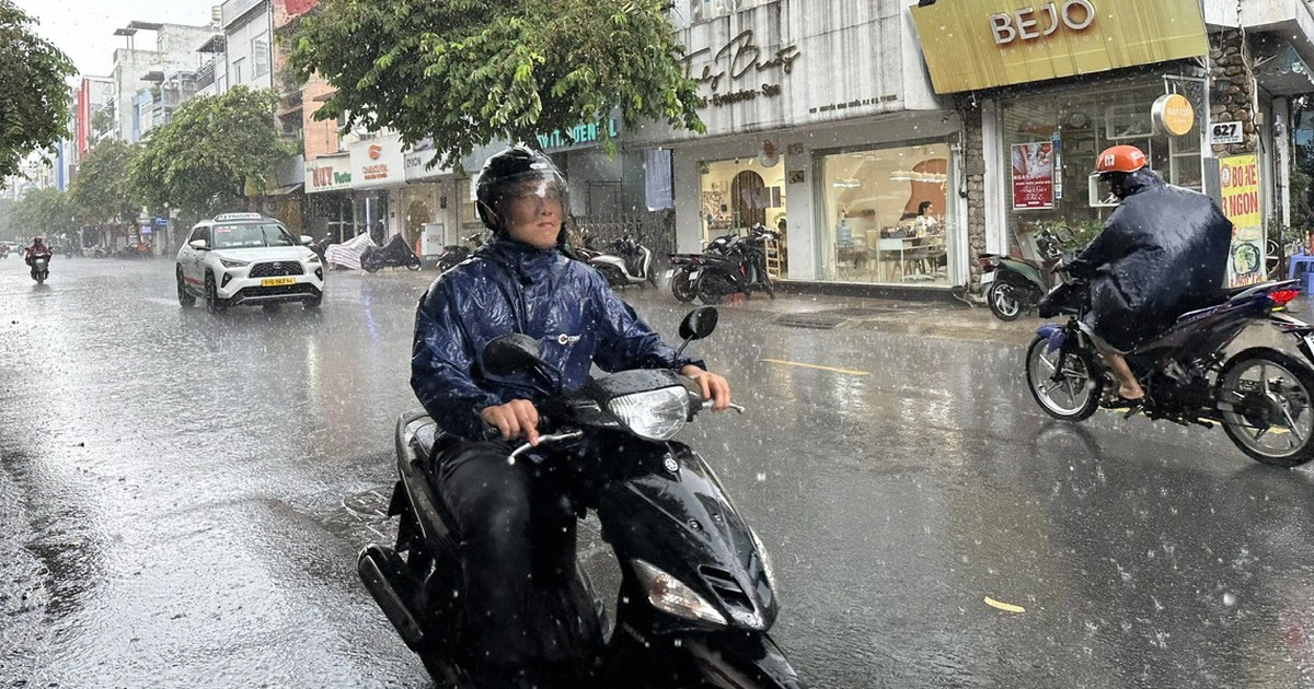 Ảnh hưởng bão số 5, TP.HCM đề phòng mưa lớn và giông sét vào chiều tối