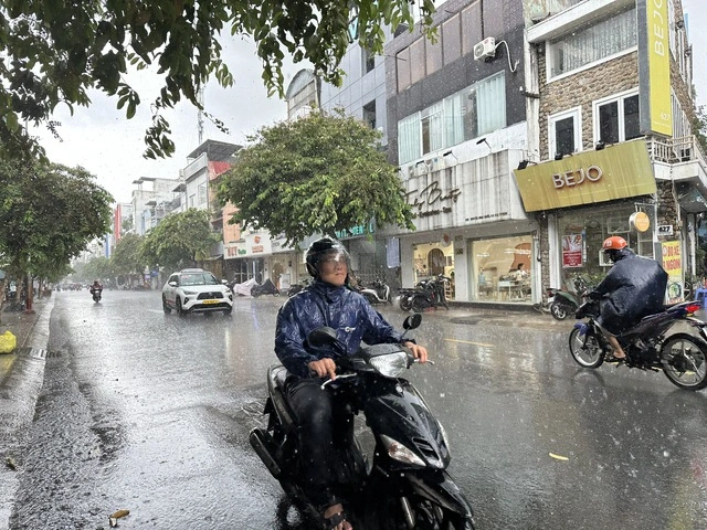 Ảnh hưởng bão số 5, TP.HCM đề phòng mưa lớn và giông sét vào chiều tối - Ảnh 1