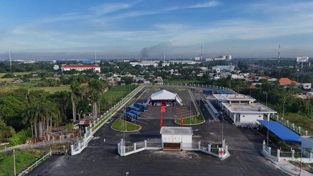 TP.HCM khai trương bến xe buýt gần 70 tỉ ở Hóc Môn - Ảnh 1