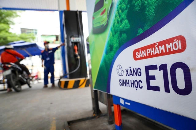 Ngày đầu bán xăng E10: Khách mua còn dè dặt - Ảnh 1