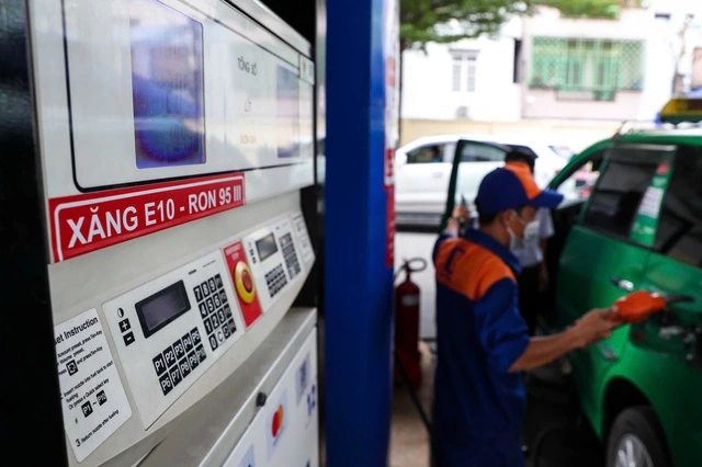 Bán xăng E10, khi nào 'khai tử' xăng E5? - Ảnh 1