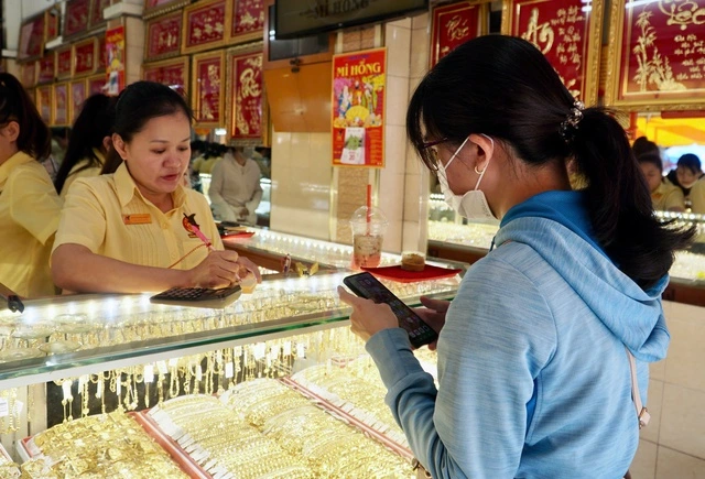 Giá vàng hôm nay 19.8.2025: Vàng miếng SJC đắt hơn thế giới lên 18,7 triệu đồng/lượng - Ảnh 1