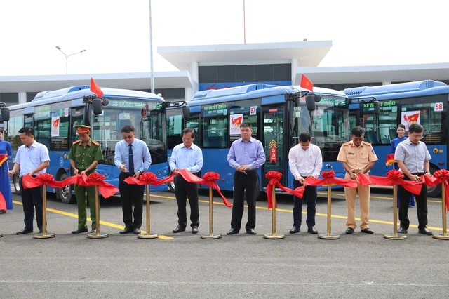 TP.HCM khai trương bến xe buýt gần 70 tỉ ở Hóc Môn - Ảnh 2