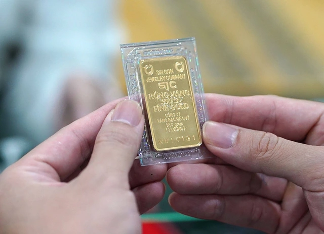 Vàng lên đỉnh cao, vì sao tiền ồ ạt chảy vào chứng khoán? - Ảnh 2