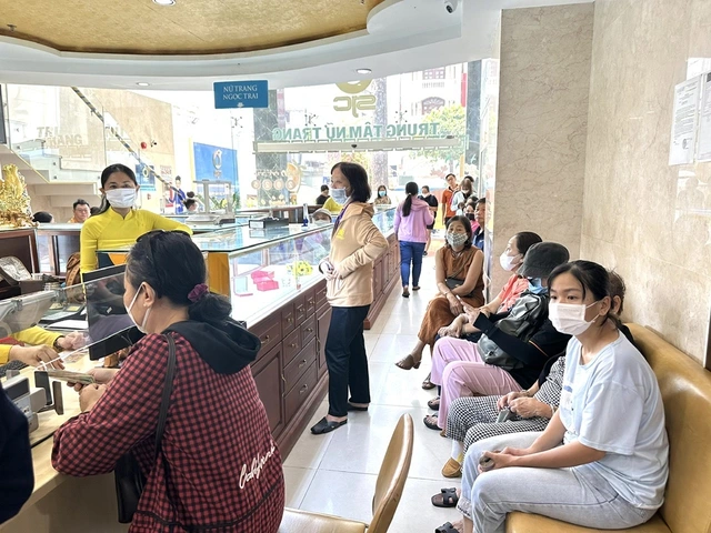 Vàng tăng kỷ lục sau khi xóa bỏ độc quyền - Ảnh 1