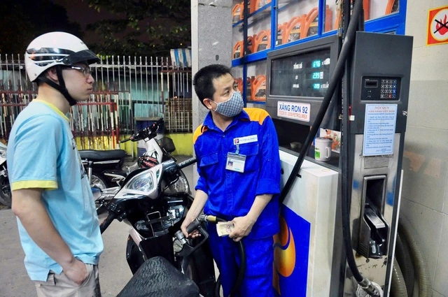 Giá xăng RON 95 tăng lên mức hơn 20.000 đồng/lít - Ảnh 1