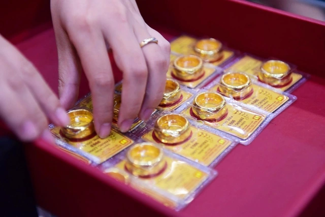 Giá vàng hôm nay 15.8.2025: Neo ở giá kỷ lục - Ảnh 1